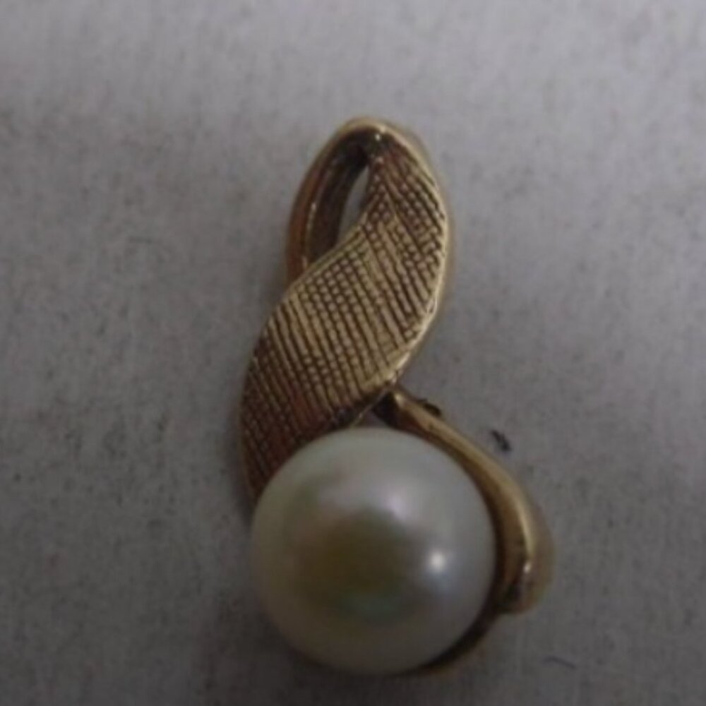 Classic 14 K yellow gold handmade pearl pendant